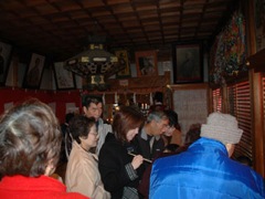 くじを引く人々