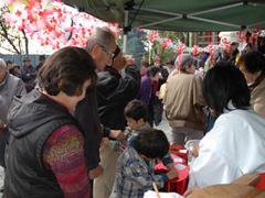 飴のつかみ取り